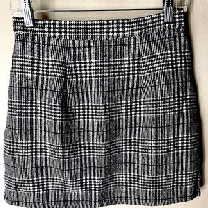 Size medium (4-6) black and white plaid Mini skirt.